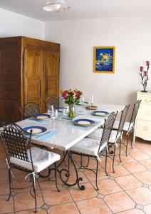 a dining room table with chairs and a tableablish at Quartier Arago - Maison 3 chambres plage à pied in Les Sables-dʼOlonne