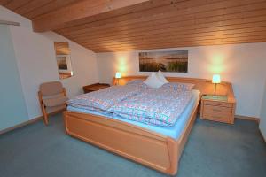 a bedroom with a bed and a desk and a chair at Gästehaus Bergfrieden, Ferienwohnung Eva in Bayersoien