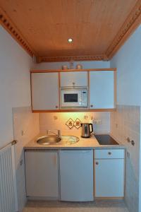 Kuchyň nebo kuchyňský kout v ubytování Gästehaus Bergfrieden, Ferienwohnung Andrea