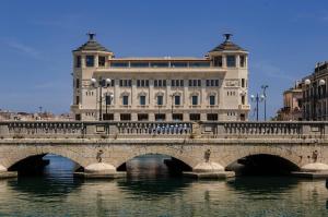 a building on a bridge over a river at Marinusa home luxury - air conditioned - wi-fi in Siracusa