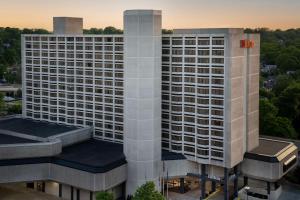 une vue aérienne d'un grand immeuble de bureaux dans l'établissement Hilton Arlington National Landing, à Arlington