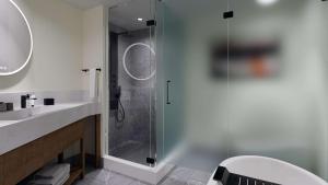 Embassy Suites by Hilton Napa Valley的一间浴室