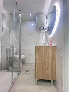 une salle de bains avec douche, lavabo et toilettes dans l'établissement MarSureño, à Los Cristianos