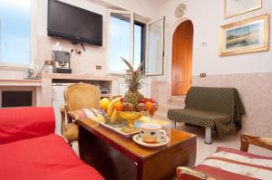 ein Wohnzimmer mit einem Tisch und einer Obstschale in der Unterkunft Terrazza San Pietro in Rom