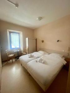 Postel nebo postele na pokoji v ubytování Hôtel Le MontBlanc Flumet