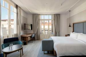 pokój hotelowy z łóżkiem i biurkiem w obiekcie DoubleTree by Hilton Madrid-Prado w Madrycie