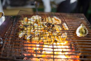 Una parrilla con un montón de comida encima en Garden Bay Classic cruise, en Ha Long