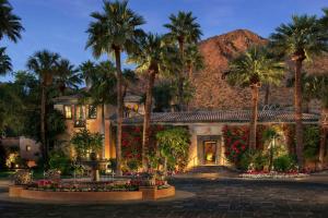 uma casa com palmeiras e flores em frente em Royal Palms Resort and Spa, part of Hyatt em Phoenix