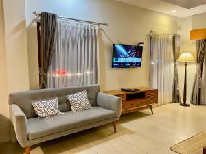 TV a/nebo společenská místnost v ubytování Khanaya Hotel Borobudur