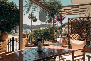 a patio with a table and chairs and plants at Casa Evanti in Sivota