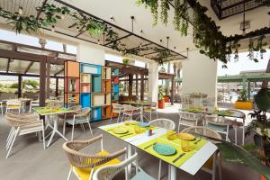 Hilton Skanes Monastir Beach Resort餐厅或其他用餐的地方