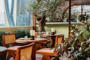 Restoran või mõni muu söögikoht majutusasutuses Waldorf Astoria Doha West Bay