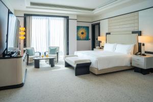 Voodi või voodid majutusasutuse Waldorf Astoria Doha West Bay toas