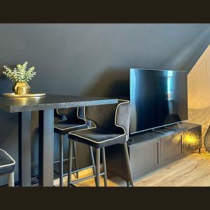 Μια τηλεόραση ή/και κέντρο ψυχαγωγίας στο Apartment Noir No 7 Holzminden