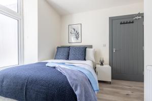 Gallery image of Private Double Rooms by Travel Lets Short Term Rental Agency In Derry City Centre in Derry Londonderry
