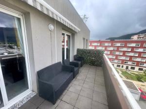 a balcony with two chairs on a building at Neyrpic - Cocon douillet -balcon in Rhut