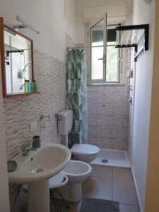 un bagno con lavandino, WC e doccia di Relax nel verde- GioDaPi Palm a Palermo Altre 33 foto