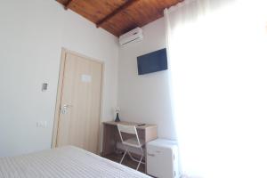TV a/nebo společenská místnost v ubytování Acquacorrente Rooms - a due passi dal mare
