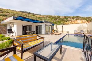 una casa con piscina y patio en Villa Riveria, en Kas