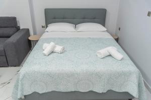 a bedroom with a bed with two towels on it at Niki's Apartments in Faraí