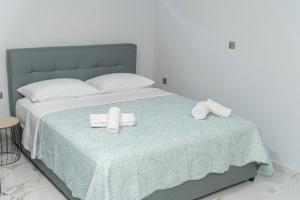 a bed with two towels on top of it at Niki's Apartments in Faraí
