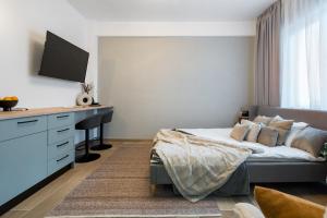 TV a/nebo společenská místnost v ubytování Old Town - Victoriei 25 - UrbanNest Bucharest