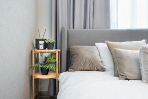 Postel nebo postele na pokoji v ubytování Old Town - Victoriei 25 - UrbanNest Bucharest