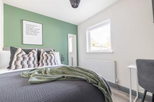Gallery image of Private Double Rooms by Travel Lets Short Term Rental Agency In Derry City Centre in Derry Londonderry