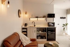 a living room with a couch and a kitchen at The Shed in Cambridge