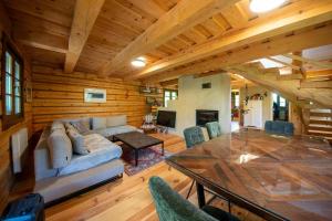 Khu vực ghế ngồi tại Woodlovers cottage