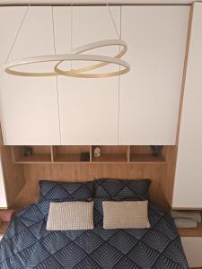 Tempat tidur dalam kamar di DIVČA apartman