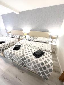 sypialnia z 2 łóżkami i czarnymi ręcznikami w obiekcie GrandLux Villa & Spa w Cieplicach