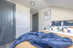 Gallery image of Private Double Rooms by Travel Lets Short Term Rental Agency In Derry City Centre in Derry Londonderry