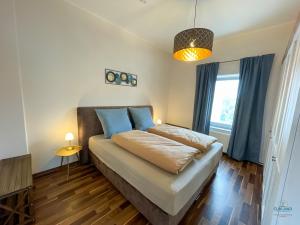 a bedroom with a bed and a window at Strandbude 2 Döse in Cuxhaven