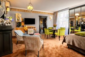 Televízia a/alebo spoločenská miestnosť v ubytovaní Balthazar Design Hotel