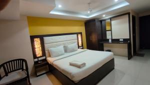 Postel nebo postele na pokoji v ubytování PPH Living TriColours Hotel Gandhipuram