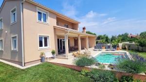 Swimmingpoolen hos eller tæt på Villa Mira