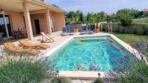 Swimmingpoolen hos eller tæt på Villa Mira