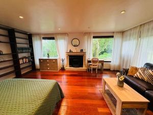 a living room with a couch and a table at Casa rural y moderna in Hondarribia