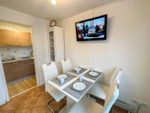 TV a/nebo společenská místnost v ubytování Ferienhaus Seepferdchen Duhnen