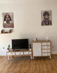 Televízia a/alebo spoločenská miestnosť v ubytovaní Acogedor apartamento en el paraiso