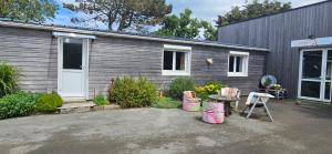 a house with two trash cans in front of it at La petite maison in Wimereux +4 photos