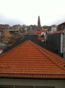 ポルトにあるHistorical Porto Apartmentの建物上のオレンジ色の瓦屋根