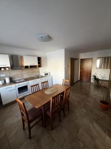 Kuchyňa alebo kuchynka v ubytovaní Apartmány Crystalindo