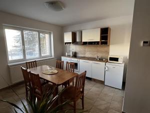 Kuchyňa alebo kuchynka v ubytovaní Apartmány Crystalindo