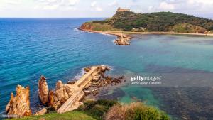 塔巴卡Seaview Condo Tabarka的享有海滩和城堡的空中景致