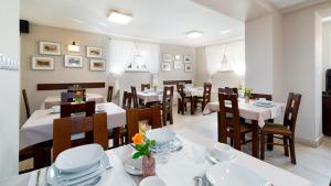 a dining room with tables and chairs in a restaurant at Willa Celina in Karpacz
