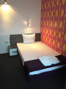 A bed or beds in a room at Hotel Dunav