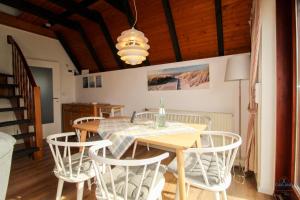 a dining room with a table and chairs at Ferienhaus Christian Brütt Weg 23 in Cuxhaven
