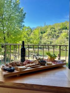 - une table avec de la nourriture et une bouteille de vin dans l'établissement Maison de Village Chez Popeye, à Vogüé